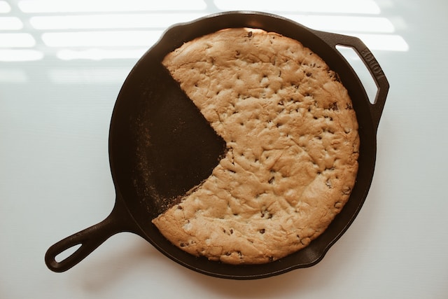 Cookie cooked in a cast iron skillet