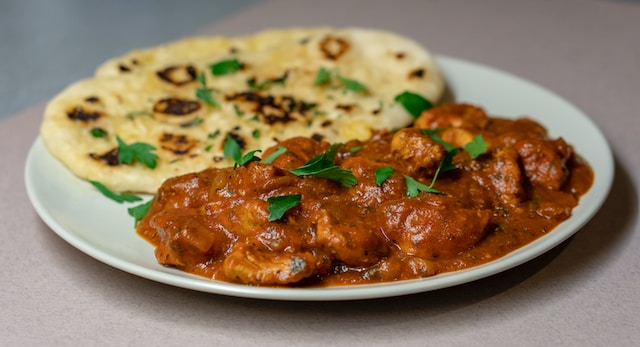 Chicken dish with naan