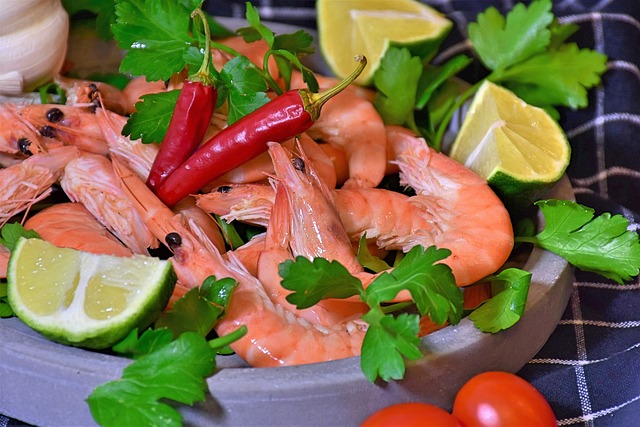 Shrimp served with lime slices and parsley
